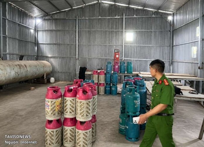 Lực lượng chức năng xã Ngọc Hồi (Hà Nội) vừa phát hiện và triệt phá một cơ sở chiết gas trái phép quy mô lớn, thu giữ một bồn chứa khí lên tới 5 tấn cùng hàng loạt tang vật liên quan.